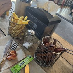 Red Star Burger Bar - Regular fries and Kumar fries well done