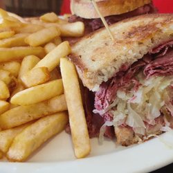 Eddy's Deli & Restaurant - Reuben & Fries