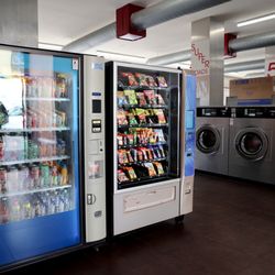 Tres Toros Laundromat - Vending station!