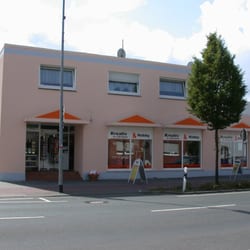 Kunst & Kreativ - Haus Aussenansicht - links vom Haus Parkplatz & Behinderteneingang im Hof