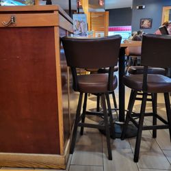 Red Robin Gourmet Burgers and Brews - More empty spots