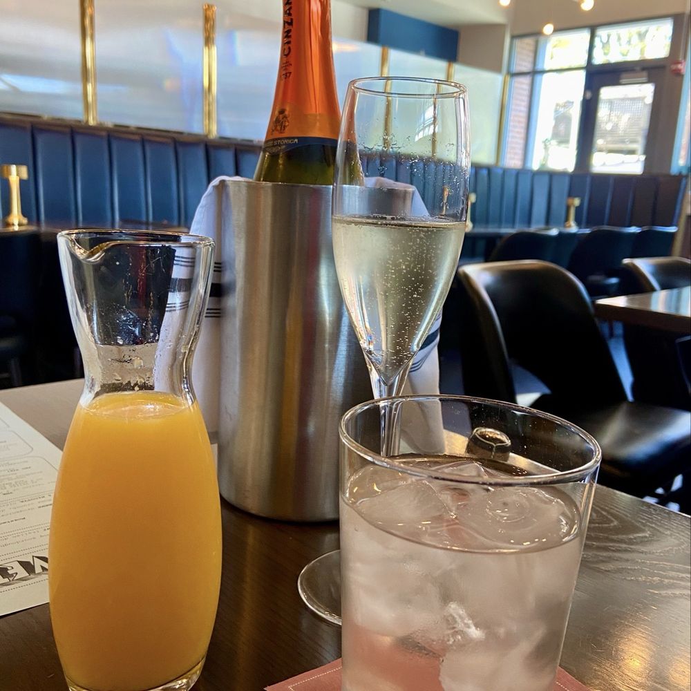 bar Vetti - Bottle service mimosas with unlimited juice - Italian Near Me - Louisville, Kentucky bar Vetti - Bottle service mimosas with unlimited juice - Italian Near Me - Louisville, Kentucky