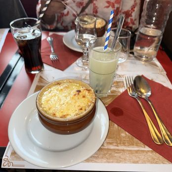 Le Consulat - Soupe à l'oignon  Freshly Squeezed Lemonade - French Near Me - Paris, 75