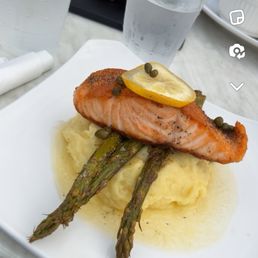 Salmon, mashed potatoes and asparagus