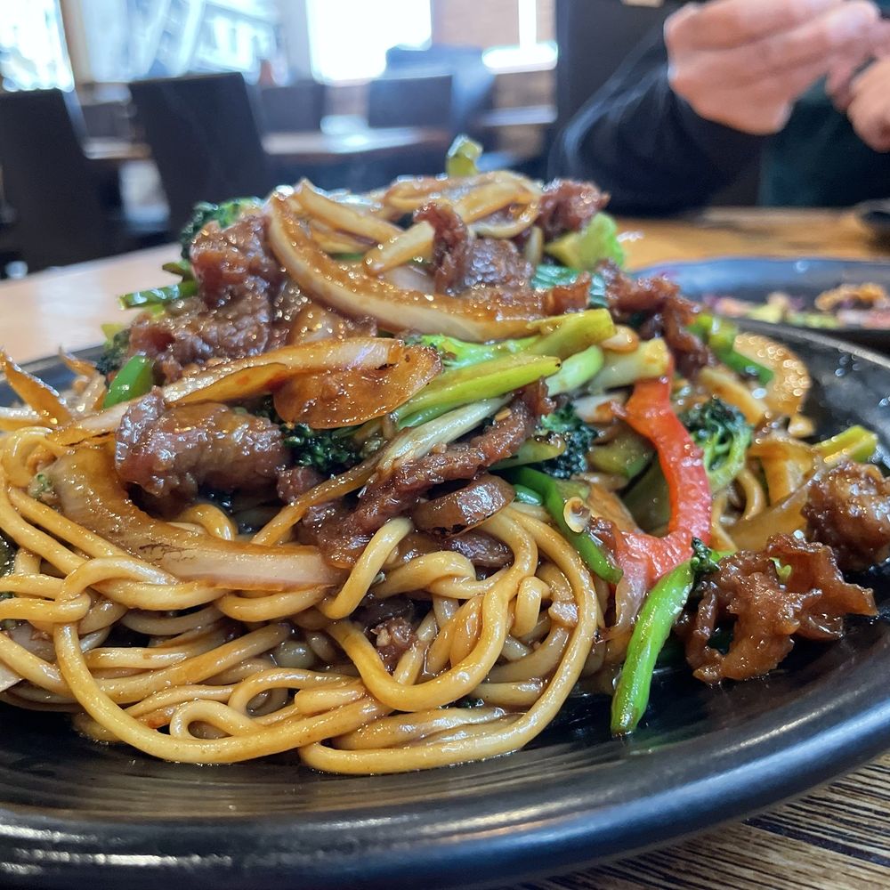 C3. Mongolian Beef Stir-Fried Noodle / 蒙古牛炒面