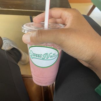 Sweet Nel's - Strawberry Banana Smoothie - Coffee & Tea Near Me - Wilmington, Delaware