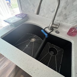 Kitchen sink and faucet Kitchen sink and faucet