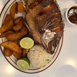 El 7 Mares - Whole fried tilapia