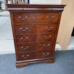 Got Legs Furniture & Decor