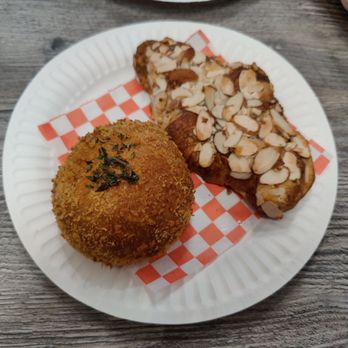 Le Hérisson - Curry bun and almond croissant - Cafes Near Me - Simi Valley, California Le Hérisson - Curry bun and almond croissant - Cafes Near Me - Simi Valley, California