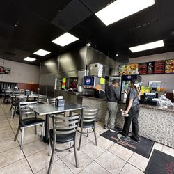 Bowl & Burger - Eat in tables by kitchen and register