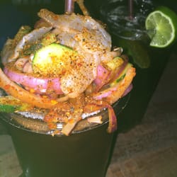 La Palapa El Compa - Michelada de aguachile y rusa de cerveza de 1 litro.