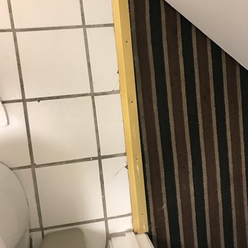 Beach View Inn - cracked and chipped tile in the bathroom - Hotels Near Me - Santa Cruz, California Beach View Inn - cracked and chipped tile in the bathroom - Hotels Near Me - Santa Cruz, California