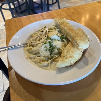 Olivera's Pizzeria & Restaurant - Fettuccine Alfredo w/ Asparagus - Pizza Near Me - Ionia, Michigan Olivera's Pizzeria & Restaurant - Fettuccine Alfredo w/ Asparagus - Pizza Near Me - Ionia, Michigan