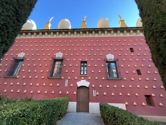 Dalí Theatre-Museum by null