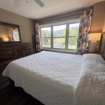 Star Point Resort - One of 4 bedrooms at the Magnolia cabin across from Star Point Marina. - Hotels Near Me - Byrdstown, Tennessee Star Point Resort - One of 4 bedrooms at the Magnolia cabin across from Star Point Marina. - Hotels Near Me - Byrdstown, Tennessee
