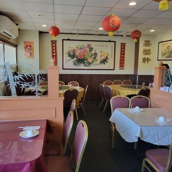 Moon Garden Restaurant - Inside the restaurant.....the restaurant is small (about 7 tables total), so it maybe a good idea to make reservations before coming here. - Seafood Near Me - Honolulu, Hawaii