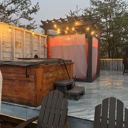 Bolt Farm Treehouse - Shower and jacuzzi