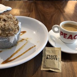 Peace & Love - Almond muffin y expresso