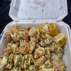 Krabby Klusters - Shrimp box 30$
Comes with potatoes, corn,sausage,24 jumbo shrimp,and 2 sliced and garnished eggs.