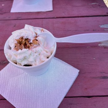 Maine Attraction - Medium ice cream sundae - Seafood Near Me - Holland, Massachusetts Maine Attraction - Medium ice cream sundae - Seafood Near Me - Holland, Massachusetts