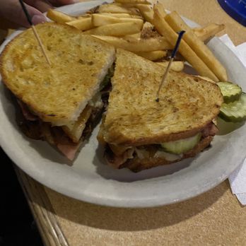 Pippa's Sports Cafe - Erin's Home Run Grilled Cheese - Sports Bars Near Me - Danbury, Connecticut