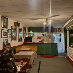 Little Sorrento Pizza - Dining area