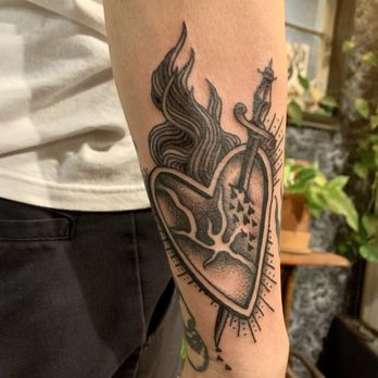 Black Sails Tattoo - American Traditional Sacred Heart by Fritz. - Tattoo Near Me - Tempe, Arizona Black Sails Tattoo - American Traditional Sacred Heart by Fritz. - Tattoo Near Me - Tempe, Arizona