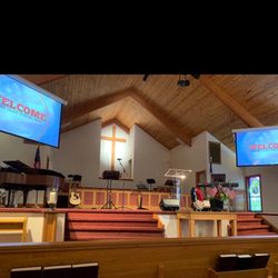 Hale's Ford Baptist Church - Pretty sanctuary