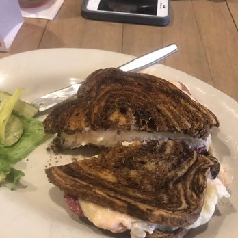 BozWellz Pub and Eaterie - New American Near Me - Storm Lake, Iowa