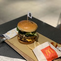 麥當勞 - Custom burger with brioche bun, two 300 gram patties, cheddar, lettuce, tomato, caramelized onions.