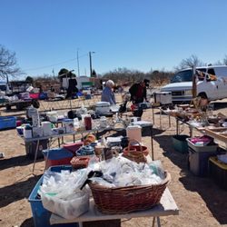 mustang corners swap meet - Shopping in the fresh air and sunshine