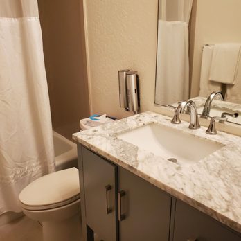 Carousel Beach Inn - Bathroom - Hotels Near Me - Santa Cruz, California