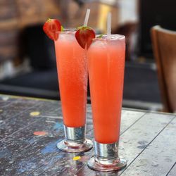 Sunset Rooftop - Strawberry Lemonade, didn't taste like Lemonade at all. More like flat Strawberry soda