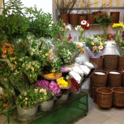 Toulouse Florerias - Decoración de flores con canastos de mimbre.