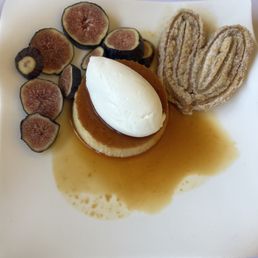 Flan with fig and homemade whipped cream Flan with fig and homemade whipped cream