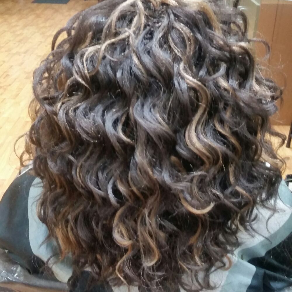 Berma's Hair Design Logo