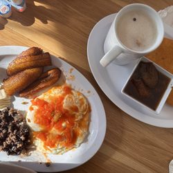 El Pulgarcito Restaurant - Desayuno salvadoreño huevos estrellados y chíllate con nuegados