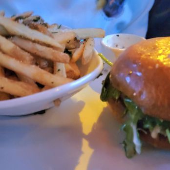 Yard House - Hamburger special - Bars Near Me - Long Beach, California