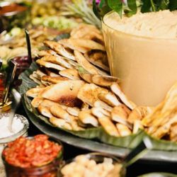 Garelick & Herbs - Everyone loves Hummus Bowl