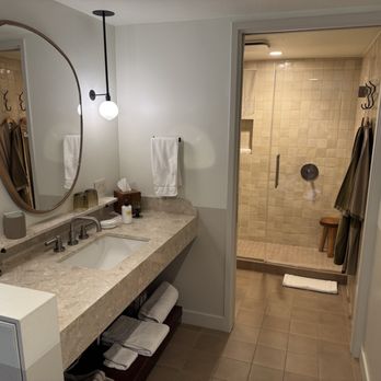 Casa Loma Beach Hotel - Sunset Suite bathroom - Hotels Near Me - Laguna Beach, California Casa Loma Beach Hotel - Sunset Suite bathroom - Hotels Near Me - Laguna Beach, California