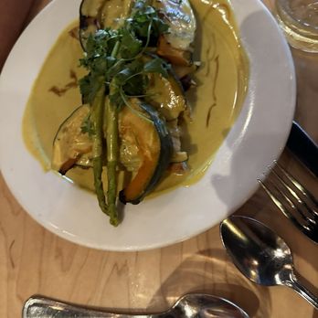 The Elephant Walk - Curry des Crevettes aux Lgumes Frais (gluten free, available vegan) - Cambodian Near Me - Boston, Massachusetts The Elephant Walk - Curry des Crevettes aux Lgumes Frais (gluten free, available vegan) - Cambodian Near Me - Boston, Massachusetts