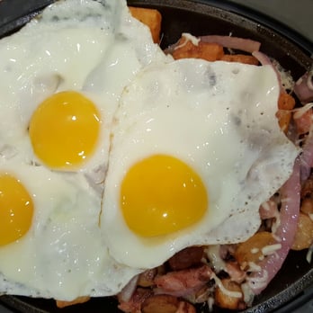 Ben & Florentine - two fried eggs on a plate - Breakfast & Brunch Near Me - Dollard-des-Ormeaux, Quebec
