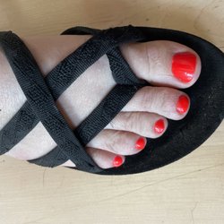 Birdie Beauty - Deluxe pedicure includes gel polish