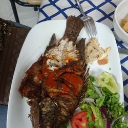 Nico´S - Mojarra al mojo de ajo, muy buena (con salsa valentina).