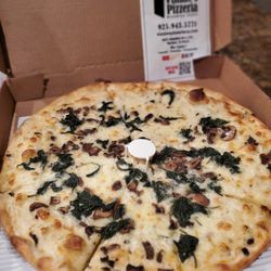 Vinnie's Pizzeria - Manhattan white sauce pizza!