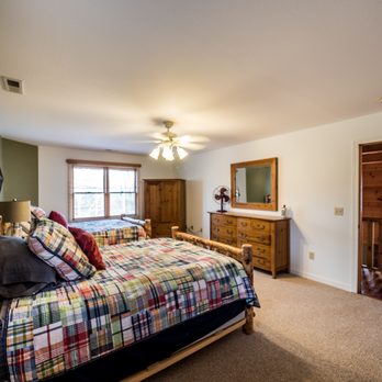 Mountain Hideaway Cabin - two queen suite upstairs - Vacation Rentals Near Me - Blue Ridge, Georgia Mountain Hideaway Cabin - two queen suite upstairs - Vacation Rentals Near Me - Blue Ridge, Georgia