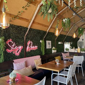 Pono Burger - Inner decoration - Burgers Near Me - Santa Monica, California Pono Burger - Inner decoration - Burgers Near Me - Santa Monica, California