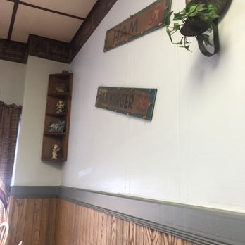 Fillin'station - Wall decor - Restaurants Near Me - Kenton, Ohio