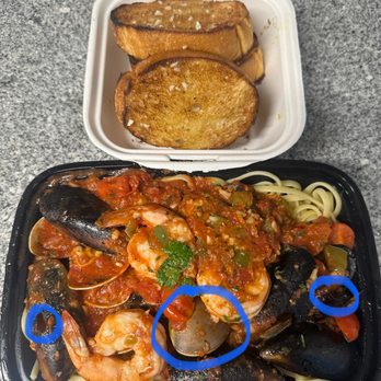 Aroma Italia - Garlic Bread & Linguine Pescatore (blue is cracked shells and unopened clam) cracked shells ended up in pasta :( - Pizza Near Me - Honolulu, Hawaii Aroma Italia - Garlic Bread & Linguine Pescatore (blue is cracked shells and unopened clam) cracked shells ended up in pasta :( - Pizza Near Me - Honolulu, Hawaii